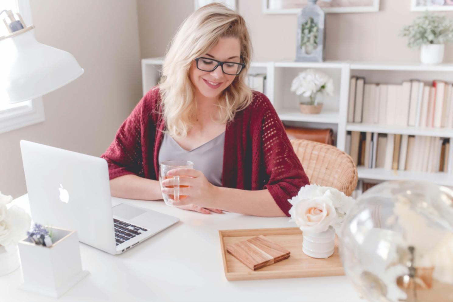 Raum für innere Arbeit mit warmer Beleuchtung und einladender Atmosphäre für spirituelle Entwicklung