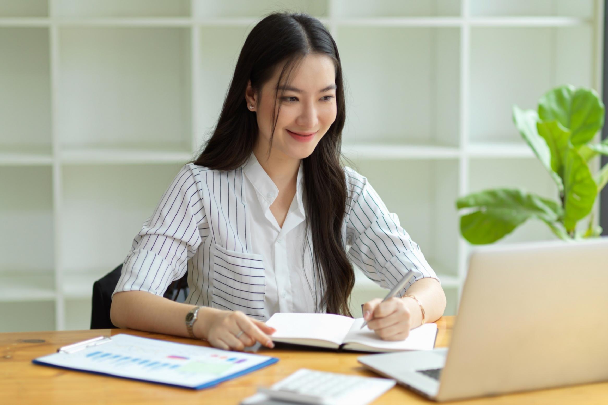 Meditative Atmosphäre mit natürlichen Elementen für innere Einkehr